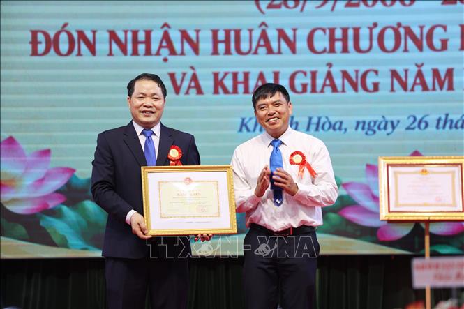 Đại diện Bộ Giáo dục và Đào tạo trao Bằng khen cho tập thể nhà trường. Ảnh: Đặng Tuấn -TTXVN