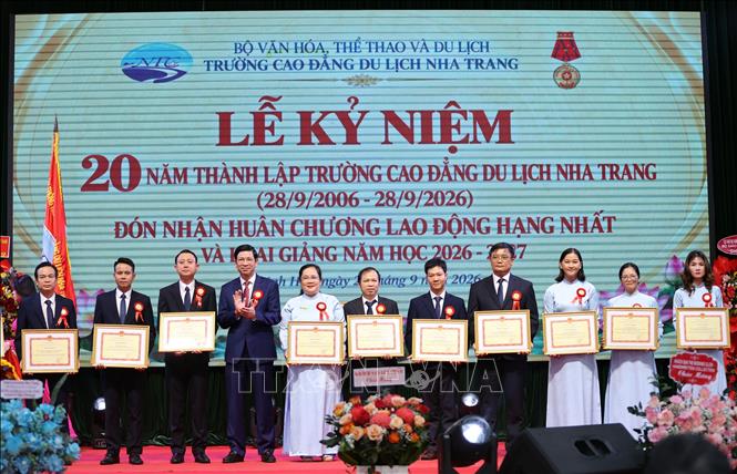 Dịp này, tập thể trường được Bộ Giáo dục và Đào tạo tặng Bằng khen; Bộ Văn hóa, Thể thao và Du lịch khen thưởng 2 tập thể, 9 cá nhân; UBND tỉnh Khánh Hòa khen thưởng tập thể trường và 3 cá nhân. Ảnh: Đặng Tuấn TTXVN 