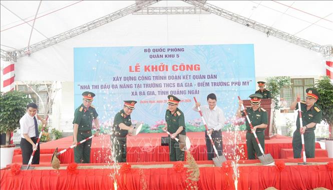 Các đại biểu thực hiện nghi thức khởi công. Ảnh: TTXVN phát
