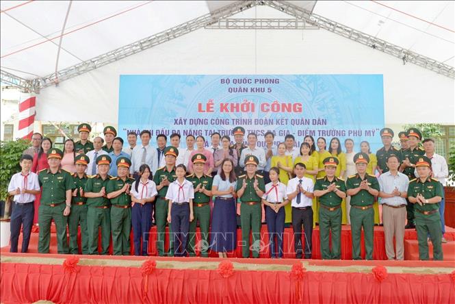 Thầy trò nhà trường chụp hình cùng Lãnh đạo Tổng cục Chính trị Quân đội nhân dân Việt Nam, Quân khu V. Ảnh: TTXVN phát