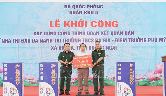 Tặng thiết bị cho nhà trường. Ảnh: TTXVN phát