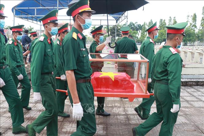Sau khi công tác lấy mẫu tại hiện trường hoàn thành, các mẫu sinh phẩm sẽ được quản lý và di chuyển theo quy trình kỹ thuật nghiêm ngặt nhằm phục vụ cho công tác giám định ADN xác định danh tính.. Ảnh: Huỳnh Anh - TTXVN