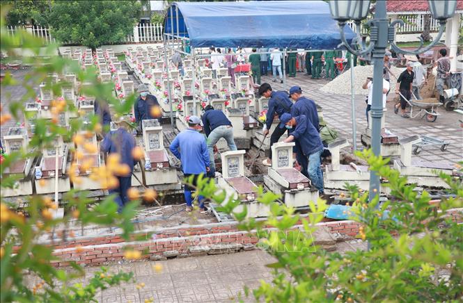 Đây là nghĩa trang liệt sĩ cuối cùng trên địa bàn tỉnh thực hiện nhiệm vụ thiêng liêng này, đánh dấu bước ngoặt Cà Mau chính thức hoàn thành công tác lấy mẫu sinh phẩm sớm hơn 6 tháng so với kế hoạch của Trung ương. Ảnh: Huỳnh Anh - TTXVN