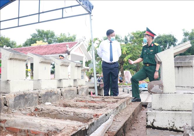 Thượng tá Lê Thanh Sang, Phó Chủ nhiệm Chính trị, Bộ CHQS tỉnh Cà Mau (phải) trình bày các phương triển khai với Phó Bí thư Tỉnh ủy Cà Mau Huỳnh Quốc Việt. Ảnh: Huỳnh Anh - TTXVN