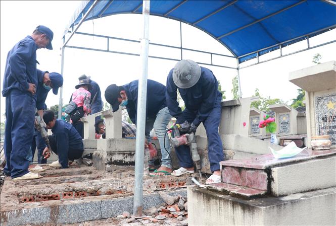 Tính đến thời điểm hiện tại, các lực lượng chuyên trách của tỉnh đã cẩn trọng khai quật 3.184 trên tổng số 3.464 phần mộ chưa có thông tin tại 11 nghĩa trang liệt sĩ trên địa bàn tỉnh. Ảnh: Huỳnh Anh - TTXVN