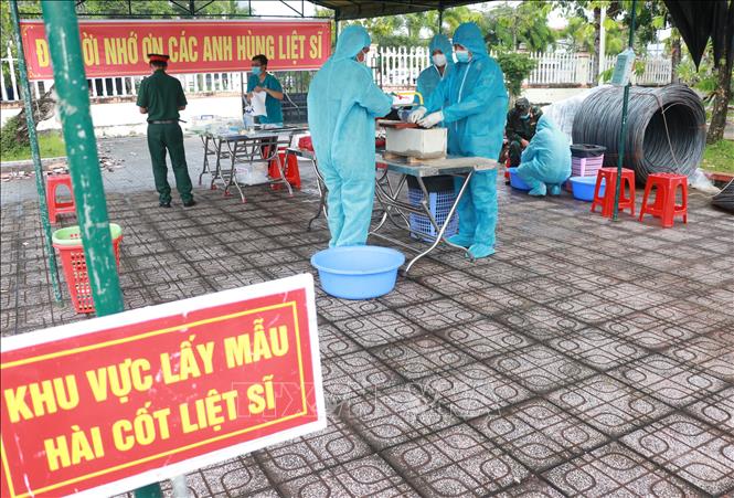Lực lượng làm nhiệm vụ đặt quyết tâm đến ngày 30/9 sẽ hoàn thành toàn bộ việc thu thập sinh phẩm tại 250 phần mộ chưa xác định thông tin tại đây.  Ảnh: Huỳnh Anh - TTXVN