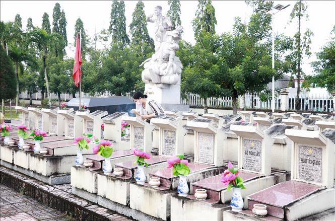 Người dân đến dâng hương tại Nghĩa trang Liệt sĩ tỉnh (phường An Xuyên), nơi yên nghỉ của 1.125 Anh hùng liệt sĩ. Ảnh: Huỳnh Anh - TTXVN