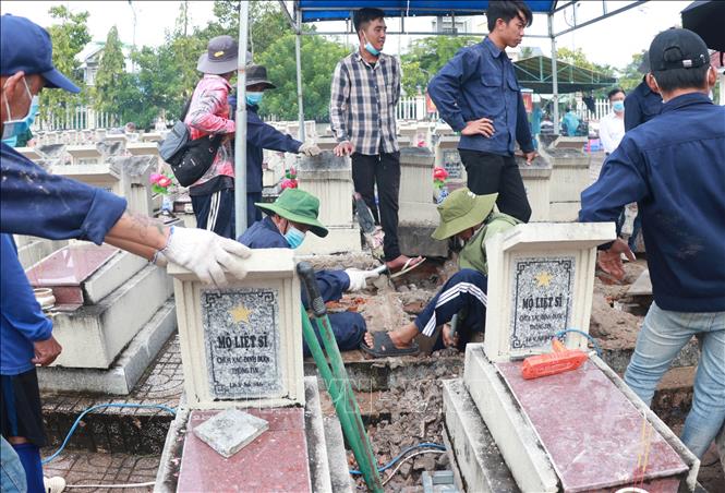 Hành trình thu thập sinh phẩm phục vụ giám định ADN là công việc đòi hỏi sự kiên trì, tỉ mỉ và trách nhiệm cao độ của toàn thể lực lượng làm nhiệm vụ. Ảnh: Huỳnh Anh - TTXVN