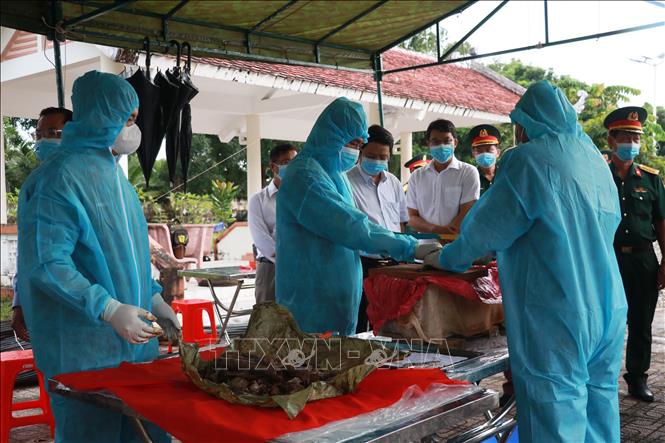 Tại Nghĩa trang Liệt sĩ tỉnh, Đội lấy mẫu duy trì 8 tổ chuyên môn hoạt động bài bản, khoa học. Ảnh: Huỳnh Anh - TTXVN