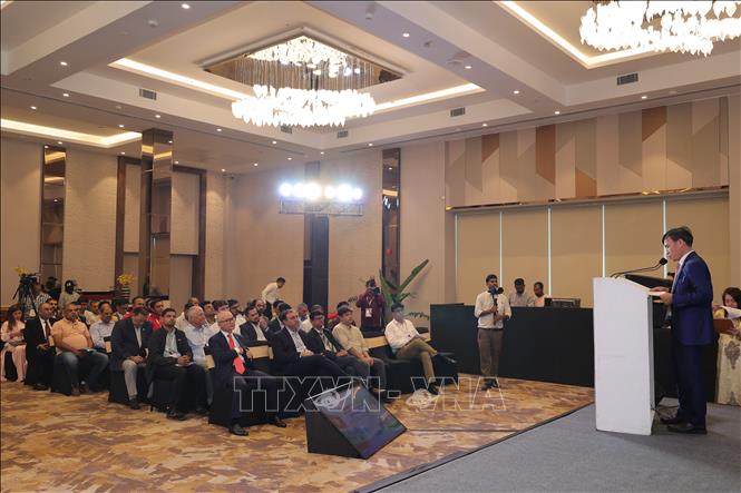 Tham tán Thương mại Bùi Trung Thướng phát biểu tại diễn đàn. Ảnh: Vũ Hà - Pv TTXVN tại Ấn Độ 