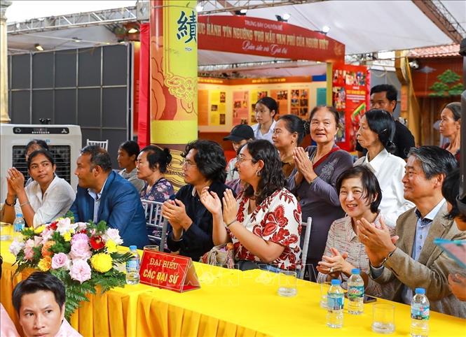 Các đại sứ theo dõi các thanh đồng thực hành nghi lễ hầu Thánh. Ảnh: Khánh Hoà - TTXVN
