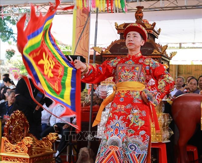 Nghệ nhân thanh đồng Phạm Hải Hưng, thủ nhang đền Trần Thương thực hành loan giá “Đức ông Trần Triều”. Ảnh: Khánh Hoà - TTXVN