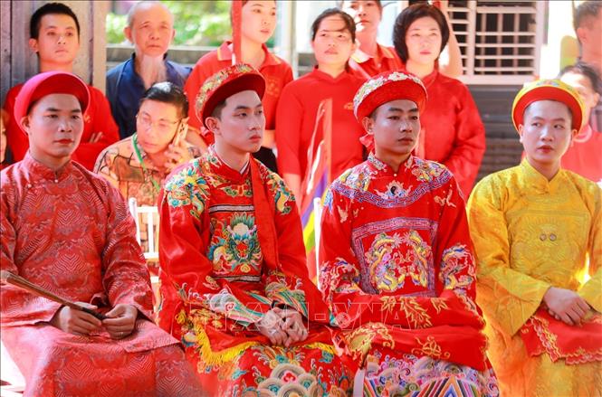 Liên hoan không chỉ là không gian thực hành nghi lễ mà còn là dịp để các nghệ nhân, thanh đồng gặp gỡ, giao lưu và chia sẻ tình yêu đối với văn hóa truyền thống. Ảnh: Khánh Hoà - TTXVN