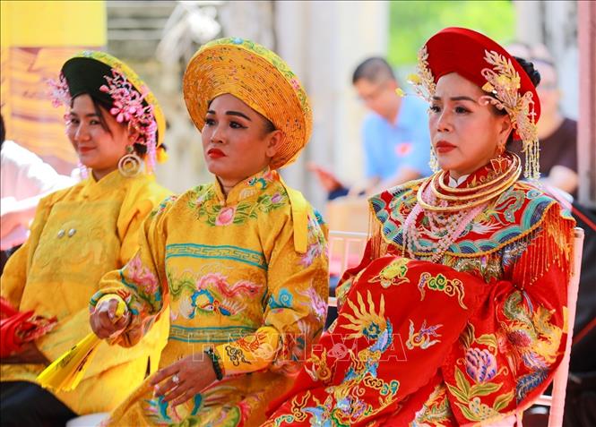Liên hoan không chỉ là không gian thực hành nghi lễ mà còn là dịp để các nghệ nhân, thanh đồng gặp gỡ, giao lưu và chia sẻ tình yêu đối với văn hóa truyền thống. Ảnh: Khánh Hoà - TTXVN
