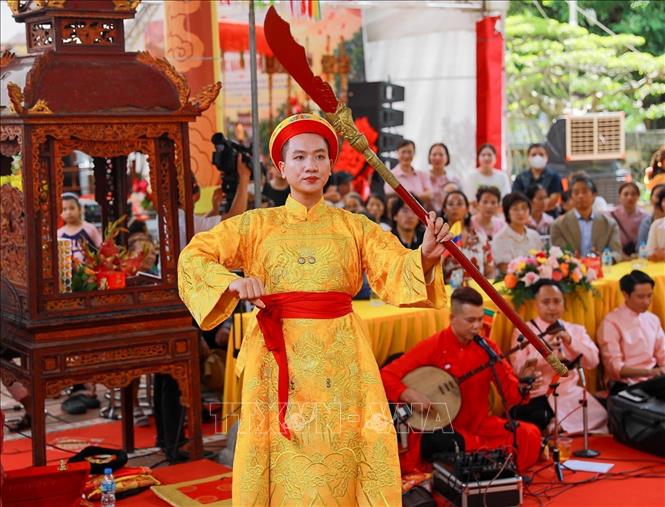Mỗi phần thực hành mang một sắc thái riêng, thể hiện sự thành kính và trân trọng đối với những giá trị văn hóa truyền thống. Ảnh: Khánh Hoà - TTXVN
