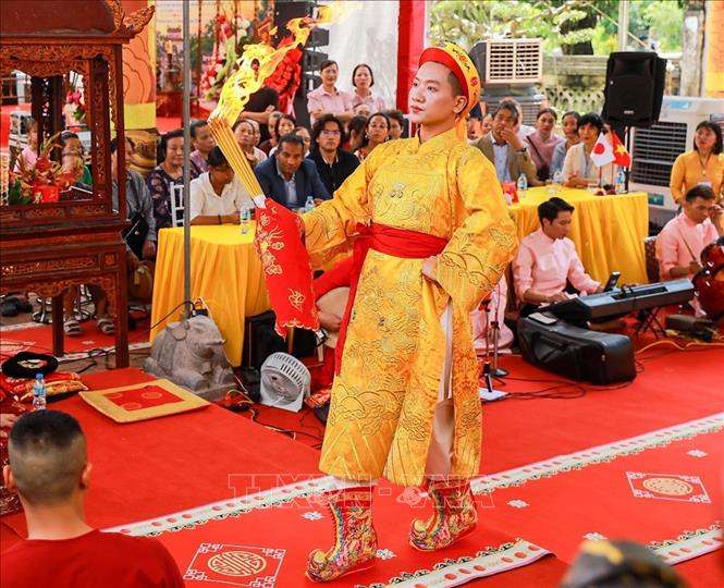 Từ nhiều địa phương, các nghệ nhân, thanh đồng cùng hội tụ về đền Trần Thương, mang theo những sắc thái riêng trong thực hành tín ngưỡng và nghệ thuật diễn xướng dân gian. Ảnh: Khánh Hoà - TTXVN