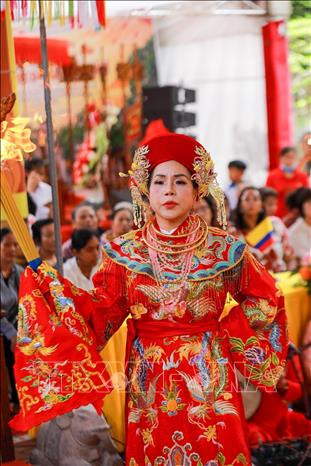 Từ nhiều địa phương, các nghệ nhân, thanh đồng cùng hội tụ về Đền Trần Thương, mang theo những sắc thái riêng trong thực hành tín ngưỡng và nghệ thuật diễn xướng dân gian. Ảnh: Khánh Hoà - TTXVN