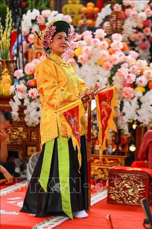 Từ nhiều địa phương, các nghệ nhân, thanh đồng cùng hội tụ về đền Trần Thương, mang theo những sắc thái riêng trong thực hành tín ngưỡng và nghệ thuật diễn xướng dân gian. Ảnh: Khánh Hoà - TTXVN