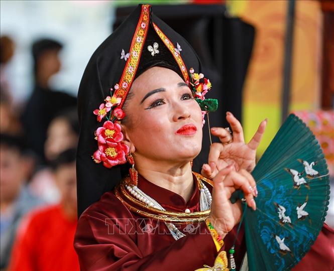 Mỗi phần thực hành mang một sắc thái riêng, thể hiện sự thành kính và trân trọng đối với những giá trị văn hóa truyền thống. Ảnh: Khánh Hoà - TTXVN
