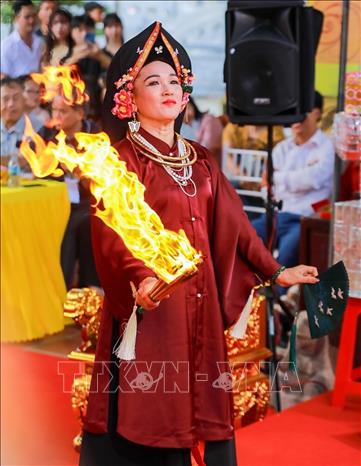 Từ nhiều địa phương, các nghệ nhân, thanh đồng cùng hội tụ về đền Trần Thương, mang theo những sắc thái riêng trong thực hành tín ngưỡng và nghệ thuật diễn xướng dân gian. Ảnh: Khánh Hoà - TTXVN