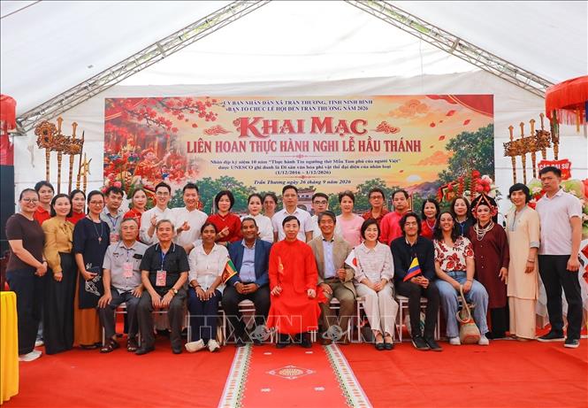 Các đại sứ chụp ảnh chung cùng cộng đồng tham gia Liên hoan Thực hành nghi lễ hầu Thánh tại Lễ hội đền Trần Thương. Ảnh: Khánh Hoà - TTXVN