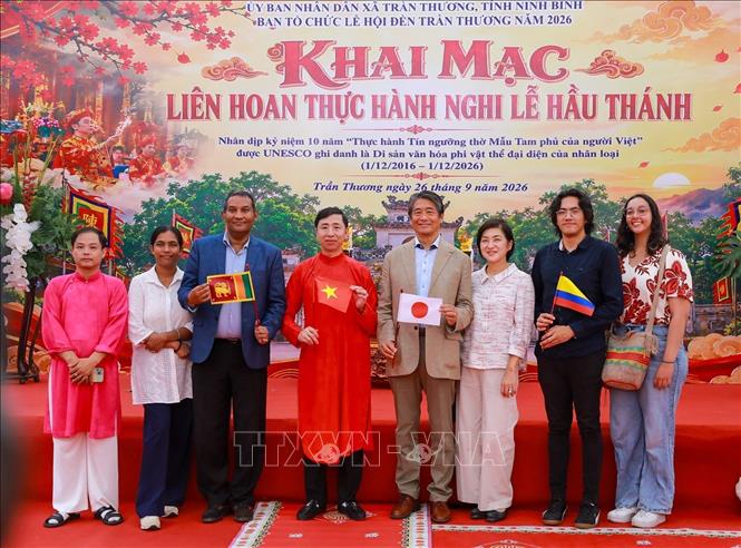 Sự hiện diện của các đại sứ tại Liên hoan Thực hành nghi lễ hầu Thánh (Lễ hội đền Trần Thương) góp phần lan toả bản sắc văn hoá Việt đến bạn bè quốc tế. Ảnh: Khánh Hoà - TTXVN
