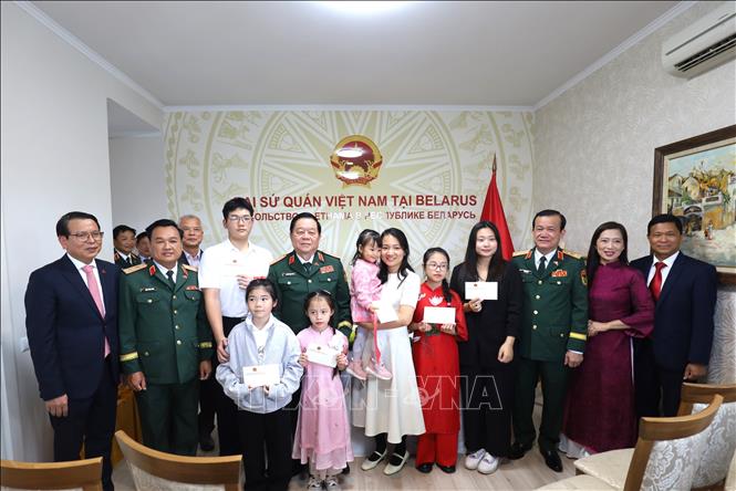 Đại sứ Việt Nam tại Belarus Nguyễn Văn Trung cùng cộng đồng người Việt Nam đón Đại tướng Nguyễn Trọng Nghĩa thăm chính thức Belarus. Ảnh: Văn Hiếu - PV TTXVN tại Nga