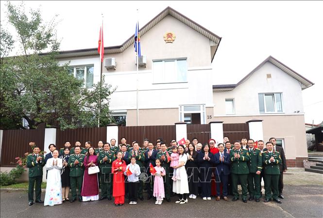 Đại sứ Việt Nam tại Belarus Nguyễn Văn Trung cùng cộng đồng người Việt Nam đón Đại tướng Nguyễn Trọng Nghĩa thăm chính thức Belarus, tháng 9/2026. Ảnh: Văn Hiếu - PV TTXVN tại Nga