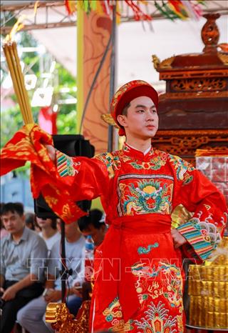 Từ nhiều địa phương, các nghệ nhân, thanh đồng cùng hội tụ về đền Trần Thương, mang theo những sắc thái riêng trong thực hành tín ngưỡng và nghệ thuật diễn xướng dân gian. Ảnh: Khánh Hoà - TTXVN