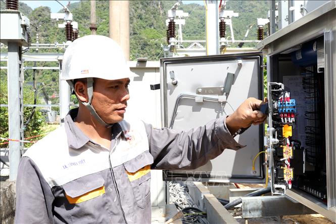 Kiểm tra các thông số kĩ thuật tại Trạm biến áp 110kV Đồng Mỏ, xã Chi Lăng, tỉnh Lạng Sơn. Ảnh: Văn Đạt - TTXVN
