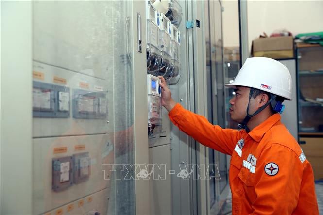 Cán bộ Trạm biến áp 110kV Đồng Mỏ, xã Chi Lăng, tỉnh Lạng Sơn kiểm tra hệ thống theo dõi, giám sát tại Trạm biến áp 110kV Đồng Mỏ, xã Chi Lăng, tỉnh Lạng Sơn. Ảnh: Văn Đạt - TTXVN