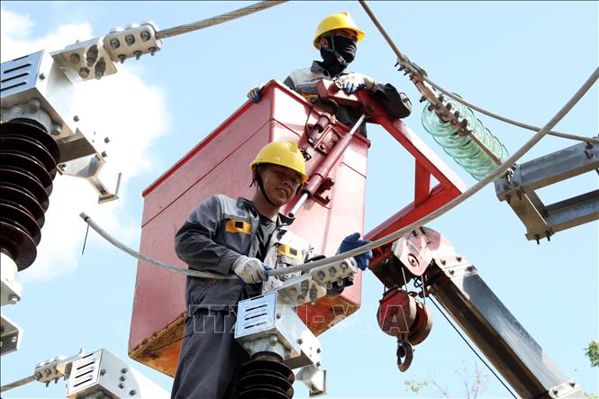 Lắp đặt hệ thống đấu nối tại Trạm biến áp 110kV Đồng Mỏ, xã Chi Lăng, tỉnh Lạng Sơn. Ảnh: Văn Đạt - TTXVN