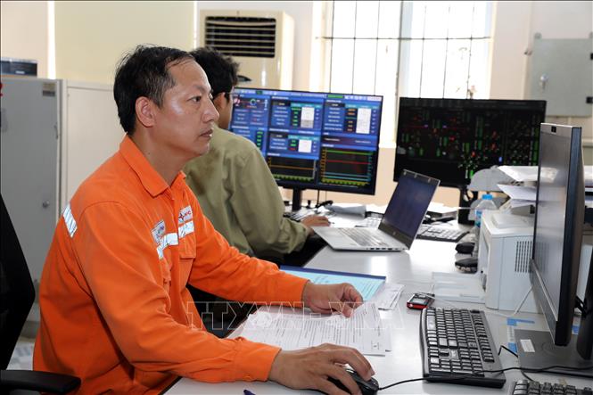 Cán bộ Trạm biến áp 110kV Đồng Mỏ, xã Chi Lăng, tỉnh Lạng Sơn vận hành, giám sát hệ thống pin lưu trữ năng lượng sau khi thực hiện đóng điện. Ảnh: Văn Đạt - TTXVN