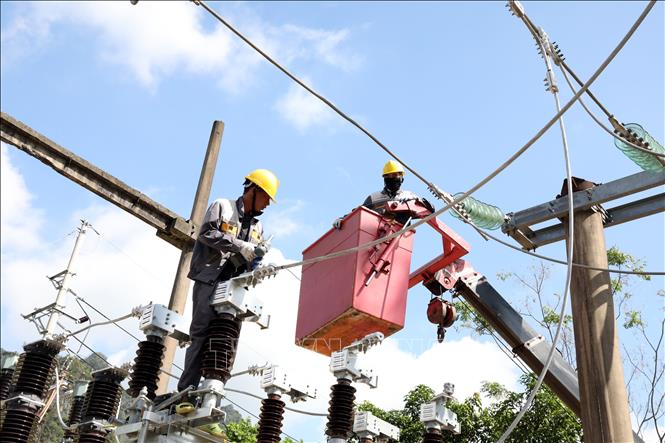 Lắp đặt hệ thống đấu nối tại Trạm biến áp 110kV Đồng Mỏ, xã Chi Lăng, tỉnh Lạng Sơn. Ảnh: Văn Đạt - TTXVN