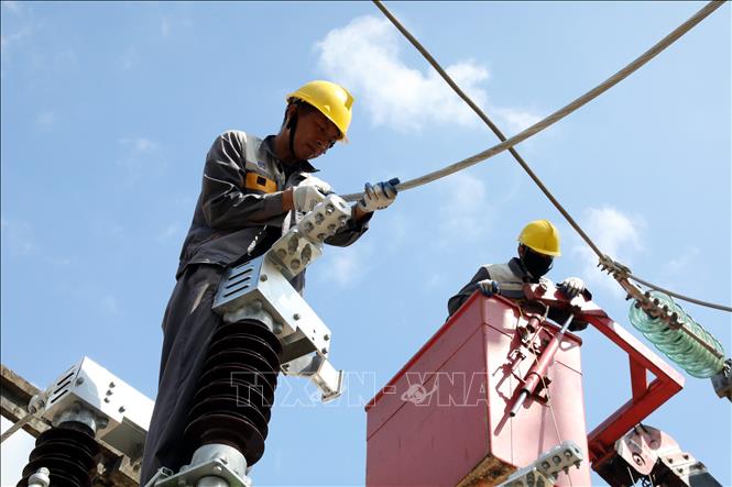Lắp đặt hệ thống đấu nối tại Trạm biến áp 110kV Đồng Mỏ, xã Chi Lăng, tỉnh Lạng Sơn. Ảnh: Văn Đạt - TTXVN