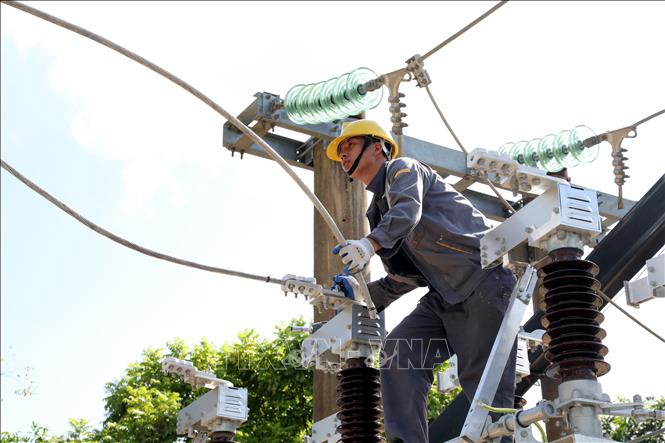 Lắp đặt hệ thống đấu nối tại Trạm biến áp 110kV Đồng Mỏ, xã Chi Lăng, tỉnh Lạng Sơn. Ảnh: Văn Đạt - TTXVN
