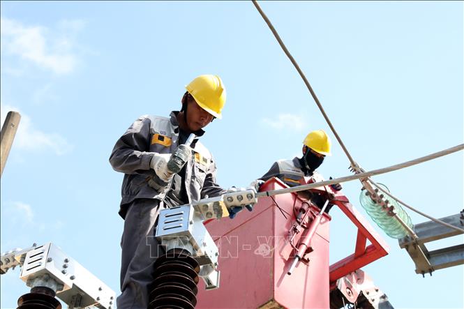 Lắp đặt hệ thống đấu nối tại Trạm biến áp 110kV Đồng Mỏ, xã Chi Lăng, tỉnh Lạng Sơn. Ảnh: Văn Đạt - TTXVN