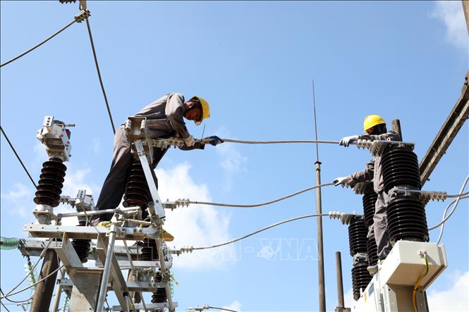 Lắp đặt hệ thống đấu nối tại Trạm biến áp 110kV Đồng Mỏ, xã Chi Lăng, tỉnh Lạng Sơn. Ảnh: Văn Đạt - TTXVN