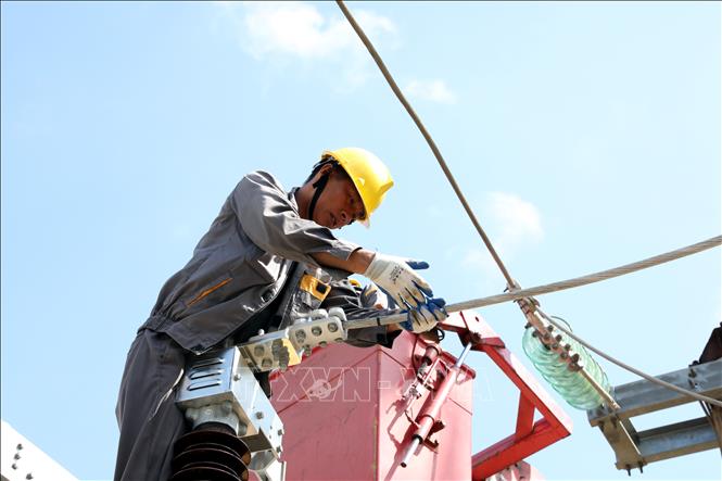 Lắp đặt hệ thống đấu nối tại Trạm biến áp 110kV Đồng Mỏ, xã Chi Lăng, tỉnh Lạng Sơn. Ảnh: Văn Đạt - TTXVN