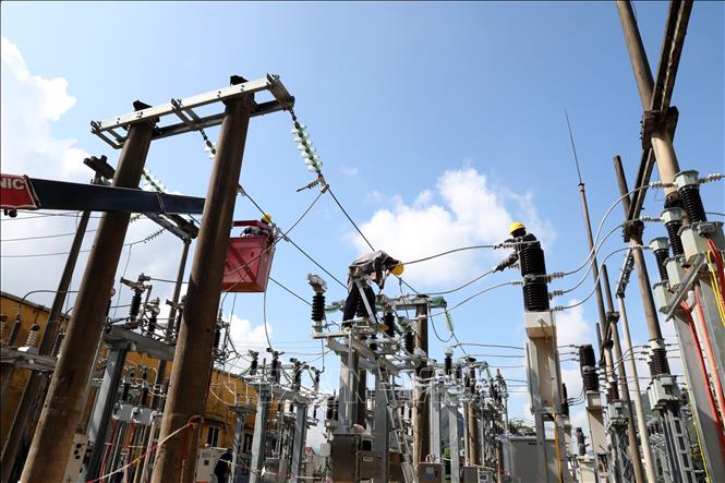 Lắp đặt hệ thống đấu nối tại Trạm biến áp 110kV Đồng Mỏ, xã Chi Lăng, tỉnh Lạng Sơn. Ảnh: Văn Đạt - TTXVN