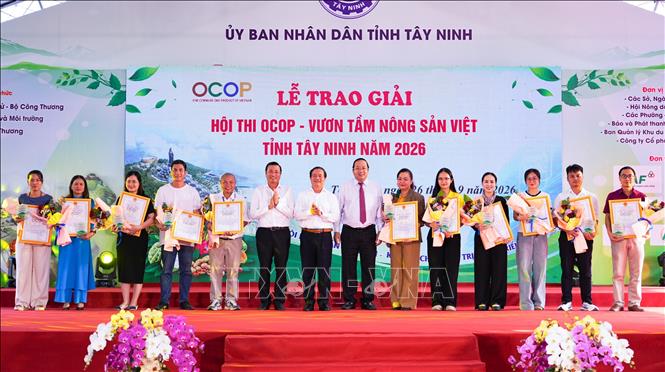 Lãnh đạo tỉnh Tây Ninh trao giải Hội thi “OCOP - Vươn tầm nông sản Việt” cho các đơn vị có thành tích. Ảnh: Minh Phú - TTXVN 