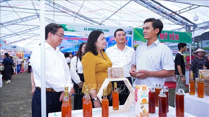 Lãnh đạo tỉnh Tây Ninh tham quan, tìm hiểu sản phẩm nông nghiệp, sản phẩm OCOP được trưng bày tại Lễ hội. Ảnh: Minh Phú - TTXVN 