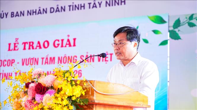 Ông Trương Tấn Đạt, Phó Giám đốc Sở Nông nghiệp và Môi trường tỉnh Tây Ninh, công bố kết quả Hội thi “OCOP - Vươn tầm nông sản Việt”. Ảnh: Minh Phú - TTXVN