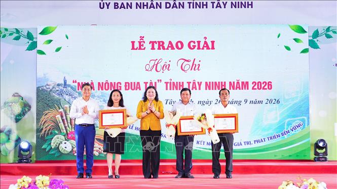 Các đơn vị nhận giải Hội thi “Nhà Nông đua tài” tỉnh Tây Ninh năm 2026. Ảnh: Minh Phú - TTXVN 