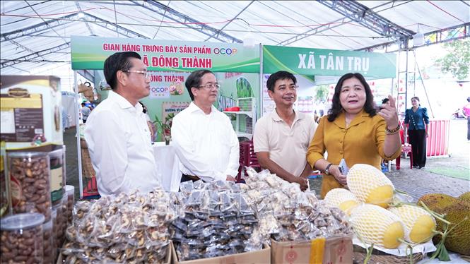 Ủy viên Trung ương Đảng, Phó Bí thư Thường trực Tỉnh ủy Tây Ninh Hồ Thị Hoàng Yến (bìa phải) tham quan gian hàng, tìm hiểu các sản phẩm nông sản đặc trưng của Tây Ninh tại Lễ hội. Ảnh: Minh Phú - TTXVN 
