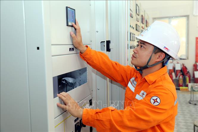 Cán bộ Trạm biến áp 110kV Đồng Mỏ, xã Chi Lăng, tỉnh Lạng Sơn kiểm tra hệ thống theo dõi, giám sát tại Trạm biến áp 110kV Đồng Mỏ, xã Chi Lăng, tỉnh Lạng Sơn. Ảnh: Văn Đạt - TTXVN
