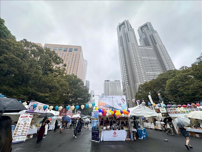 Lễ hội Bánh mì Việt Nam 2026 đầu tiên tại Nhật Bản diễn ra tại trung tâm thủ đô Tokyo, cạnh tòa tháp đôi Shinjuku. Ảnh: Nguyễn Tuyến - Pv TTXVN tại Nhật Bản