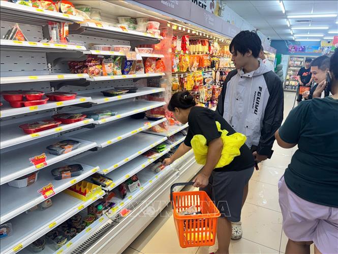 Khách mua hàng đồ ăn chế biến sẵn tại một siêu thị nằm trên đường Romklao, quận Latkrabang, Bangkok. Ảnh: Trang Nhung - PV TTXVN tại Thái Lan