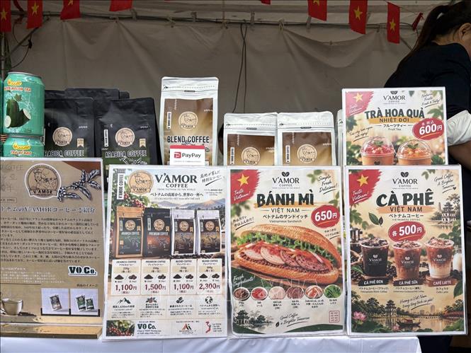 Bánh mì và cà phê sữa đá là hai món yêu thích của nhiều người Nhật Bản từng sinh sống Việt Nam. Ảnh: Xuân Giao - Pv TTXVN tại Nhật Bản