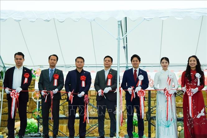 Các đại biểu cắt băng khai mạc Lễ hội Bánh mì Việt Nam tại Nhật Bản. Ảnh: Nguyễn Tuyến - Pv TTXVN tại Nhật Bản